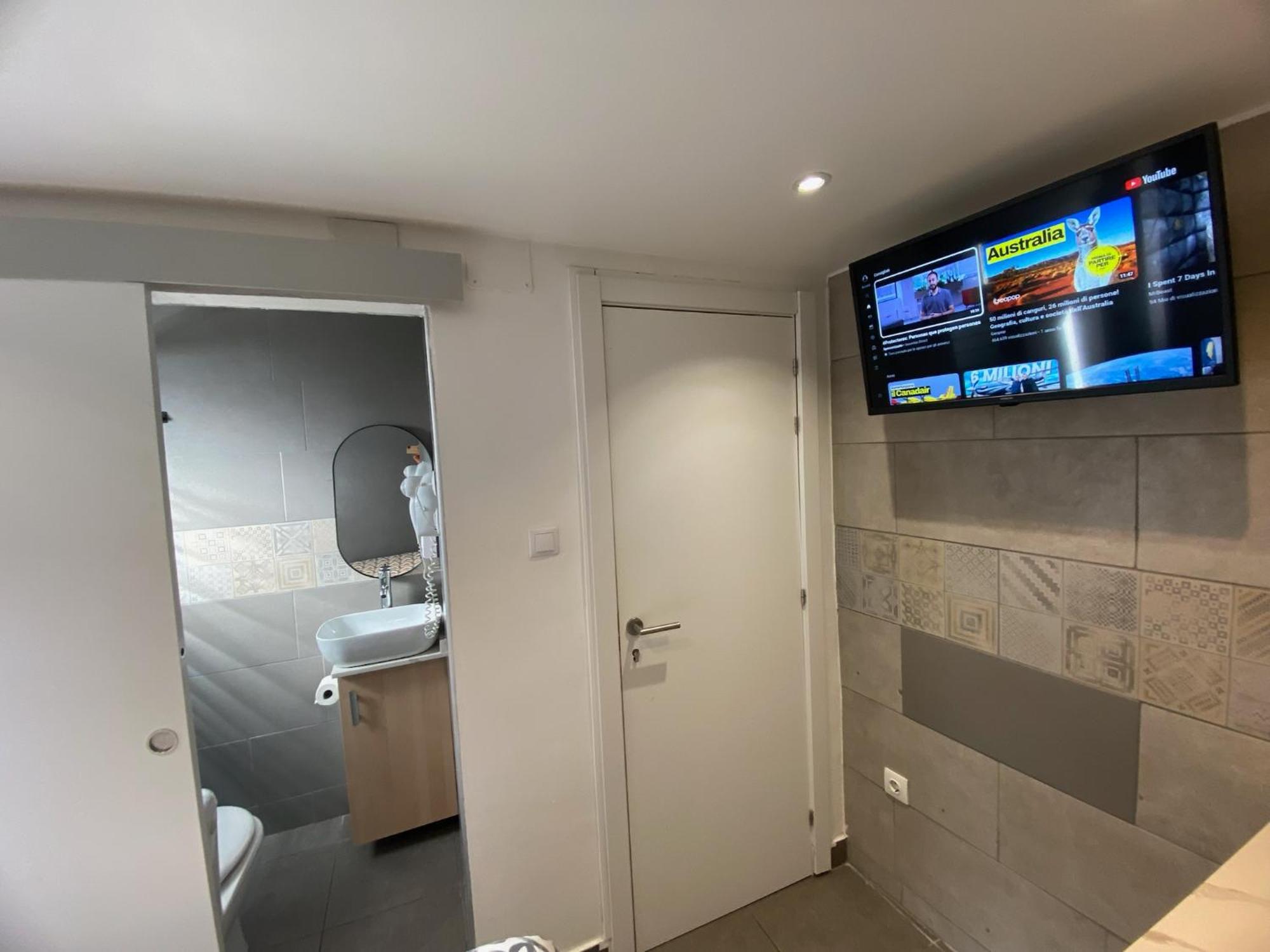 Suites Nuevas Con Bano Privado Frente Al Metro St Mwc Barcelona-Fira Оспиталет де Лобрегат Екстериор снимка
