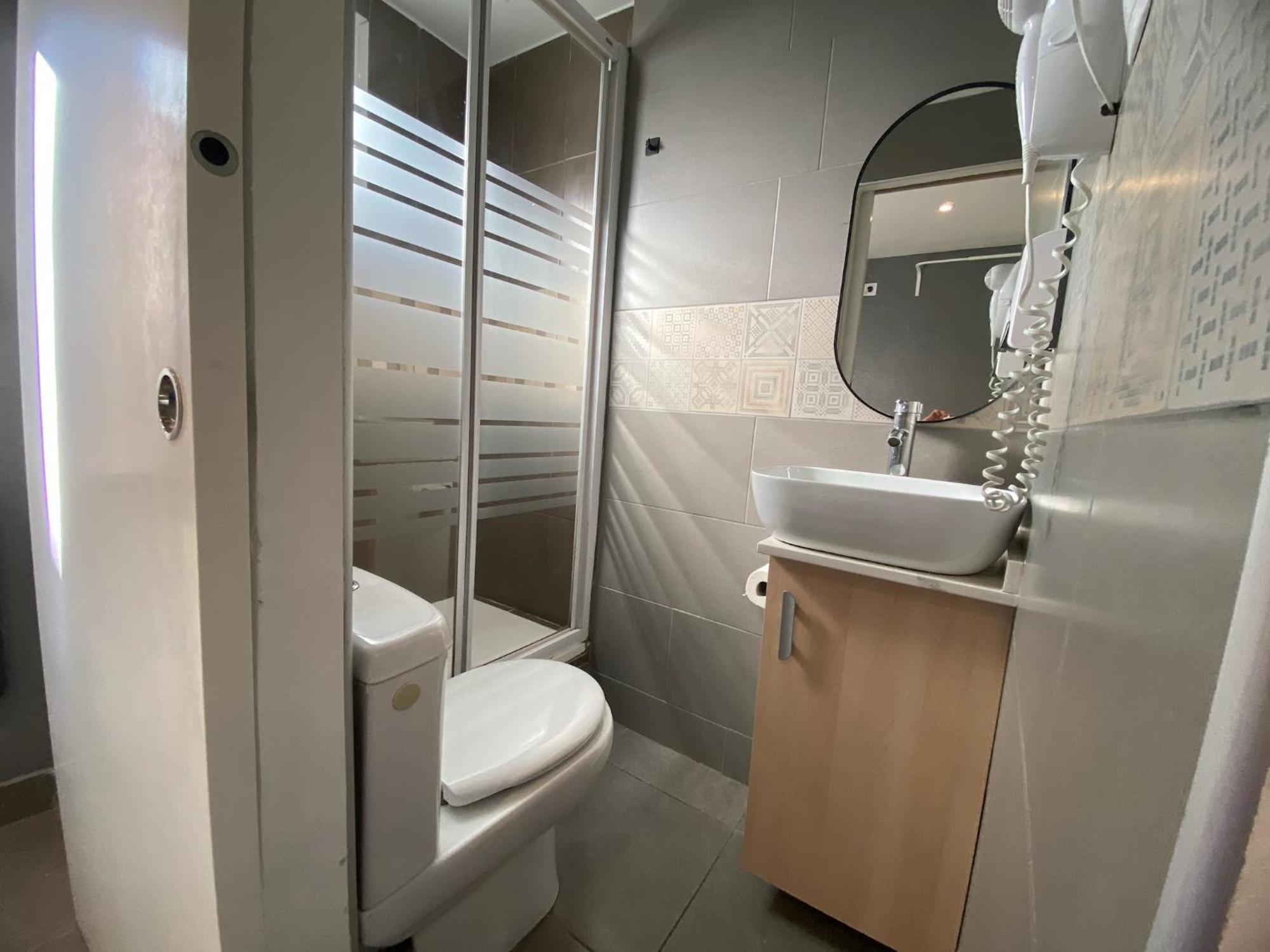 Suites Nuevas Con Bano Privado Frente Al Metro St Mwc Barcelona-Fira Оспиталет де Лобрегат Екстериор снимка