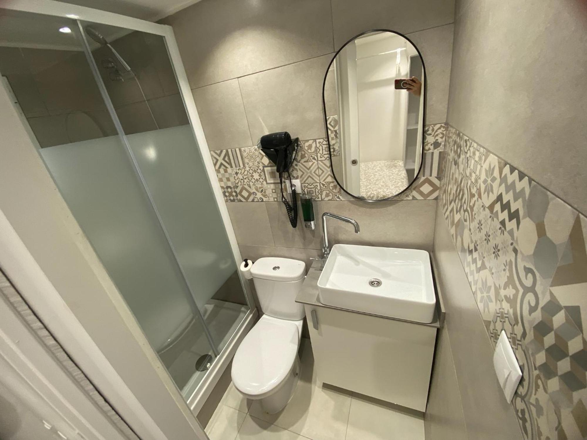 Suites Nuevas Con Bano Privado Frente Al Metro St Mwc Barcelona-Fira Оспиталет де Лобрегат Екстериор снимка