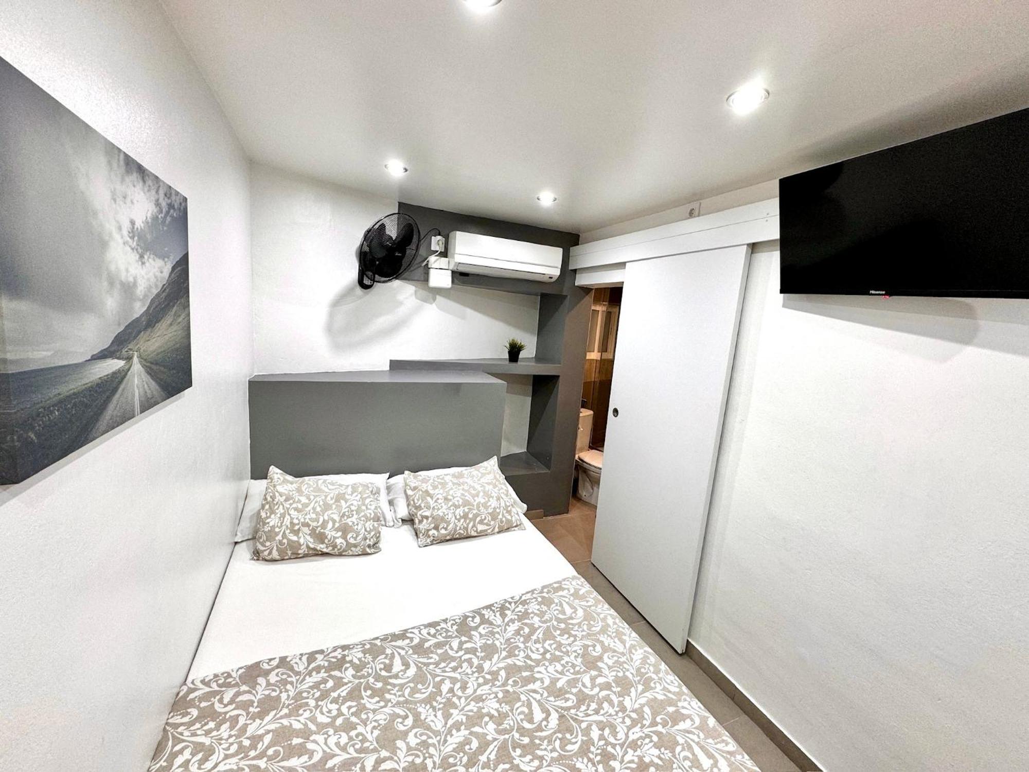 Suites Nuevas Con Bano Privado Frente Al Metro St Mwc Barcelona-Fira Оспиталет де Лобрегат Екстериор снимка