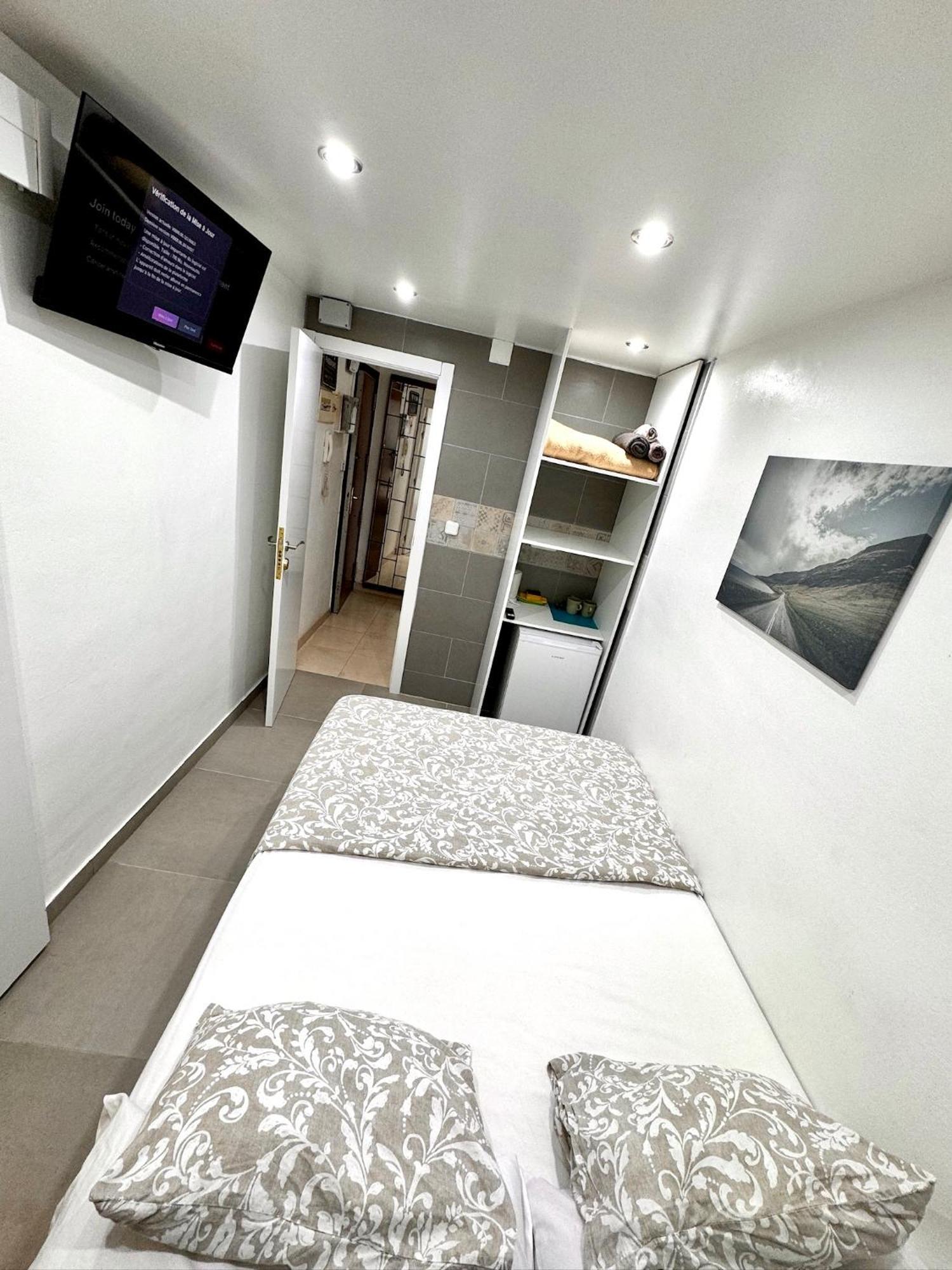 Suites Nuevas Con Bano Privado Frente Al Metro St Mwc Barcelona-Fira Оспиталет де Лобрегат Екстериор снимка