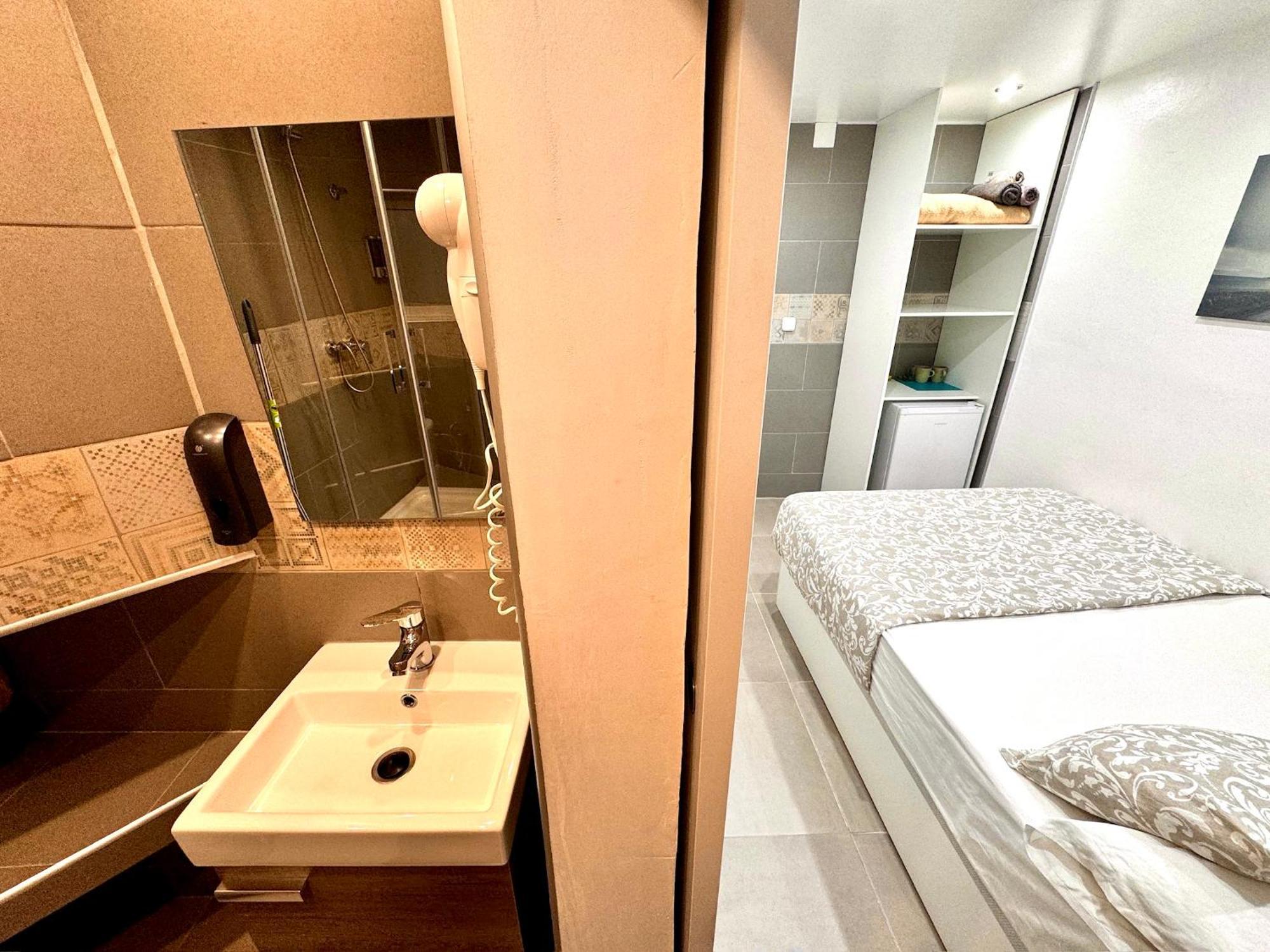 Suites Nuevas Con Bano Privado Frente Al Metro St Mwc Barcelona-Fira Оспиталет де Лобрегат Екстериор снимка