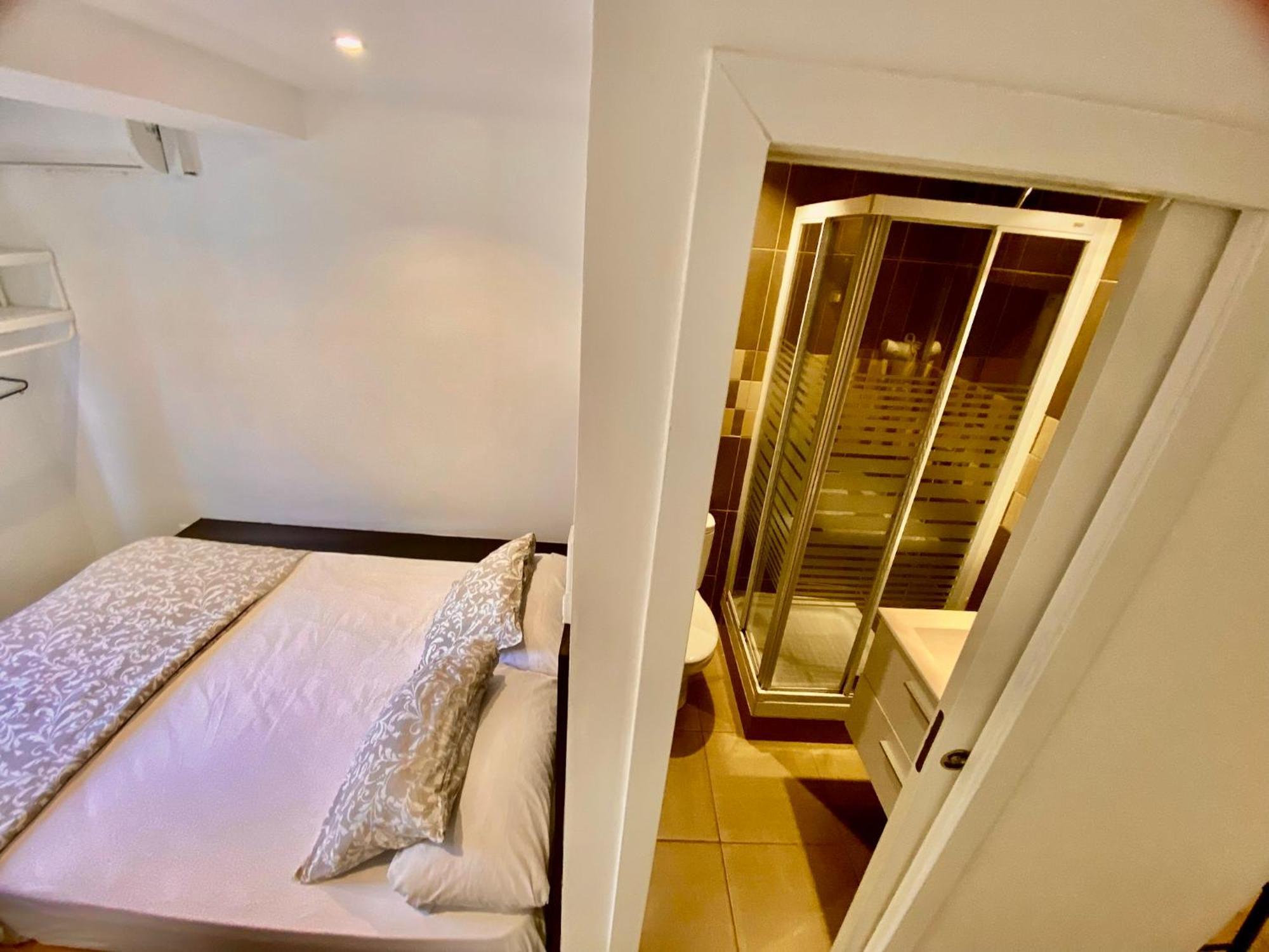 Suites Nuevas Con Bano Privado Frente Al Metro St Mwc Barcelona-Fira Оспиталет де Лобрегат Екстериор снимка