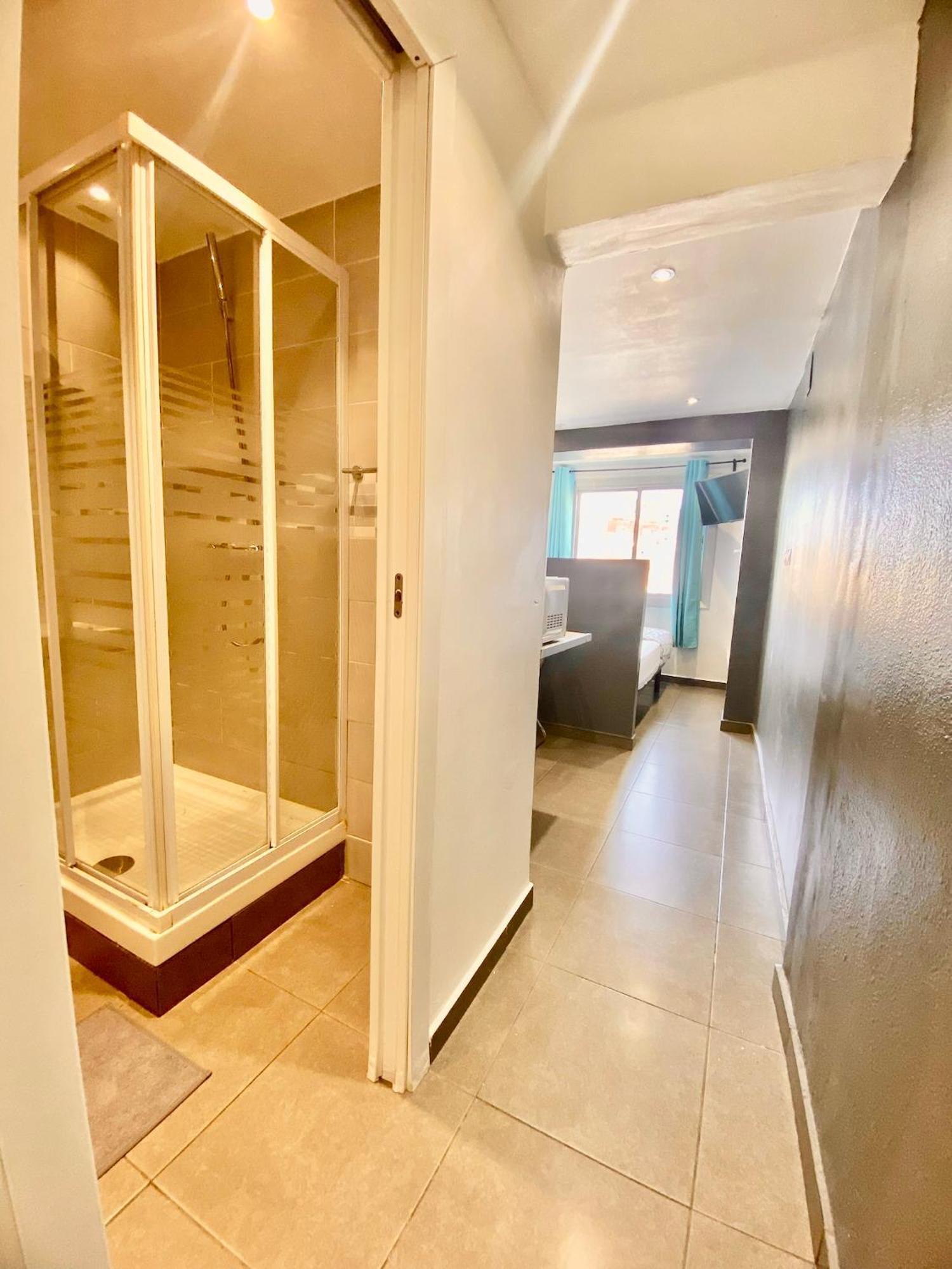 Suites Nuevas Con Bano Privado Frente Al Metro St Mwc Barcelona-Fira Оспиталет де Лобрегат Екстериор снимка