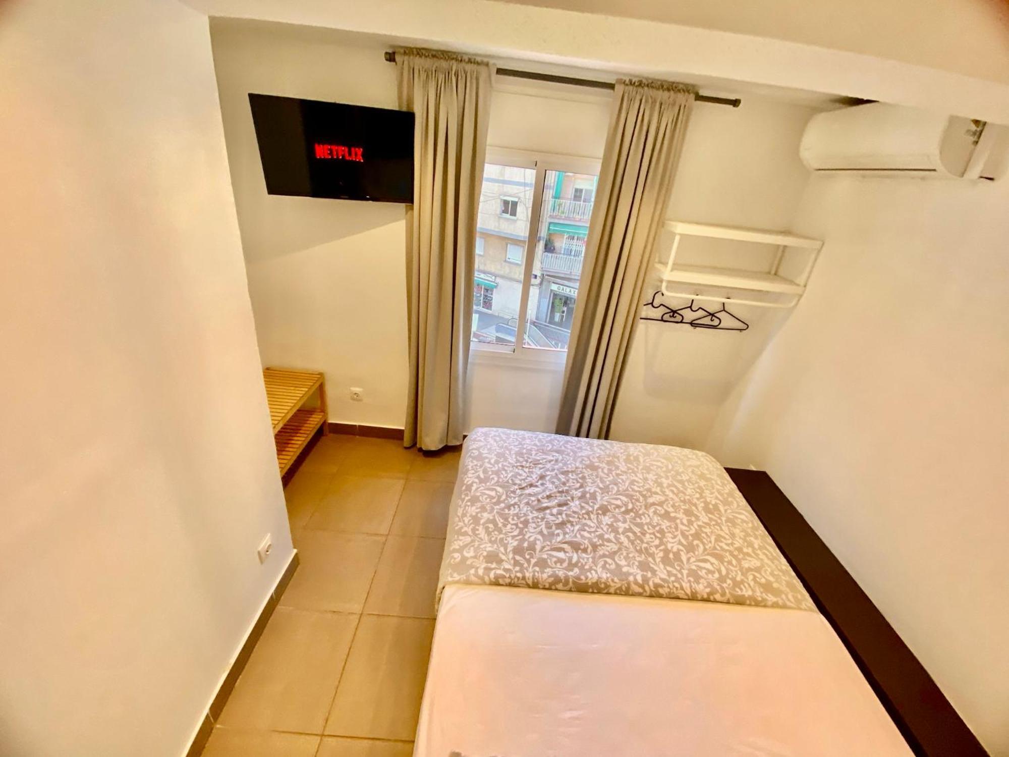 Suites Nuevas Con Bano Privado Frente Al Metro St Mwc Barcelona-Fira Оспиталет де Лобрегат Екстериор снимка