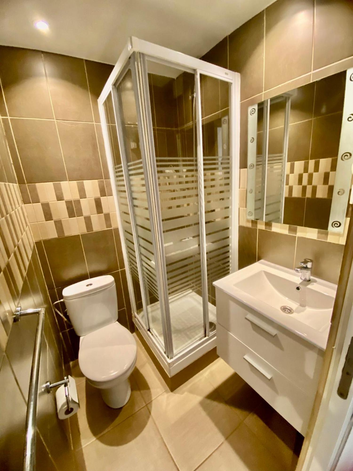 Suites Nuevas Con Bano Privado Frente Al Metro St Mwc Barcelona-Fira Оспиталет де Лобрегат Екстериор снимка