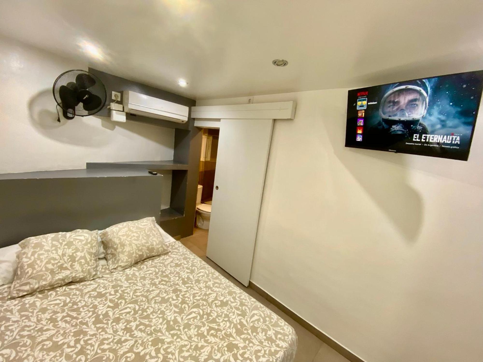 Suites Nuevas Con Bano Privado Frente Al Metro St Mwc Barcelona-Fira Оспиталет де Лобрегат Екстериор снимка