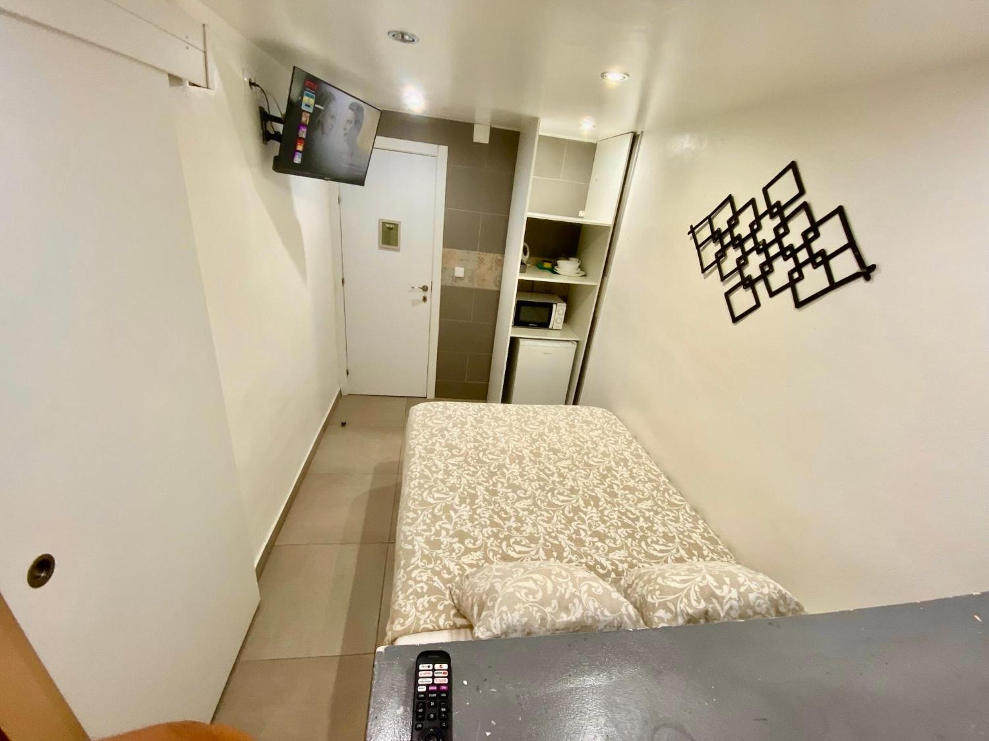 Suites Nuevas Con Bano Privado Frente Al Metro St Mwc Barcelona-Fira Оспиталет де Лобрегат Екстериор снимка