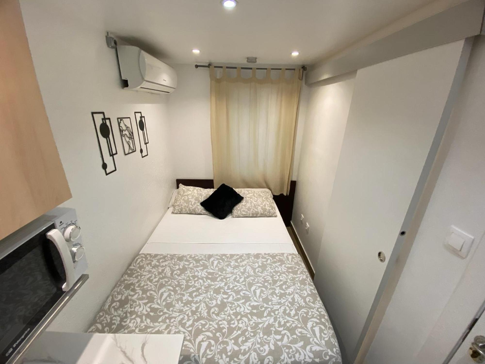 Suites Nuevas Con Bano Privado Frente Al Metro St Mwc Barcelona-Fira Оспиталет де Лобрегат Екстериор снимка