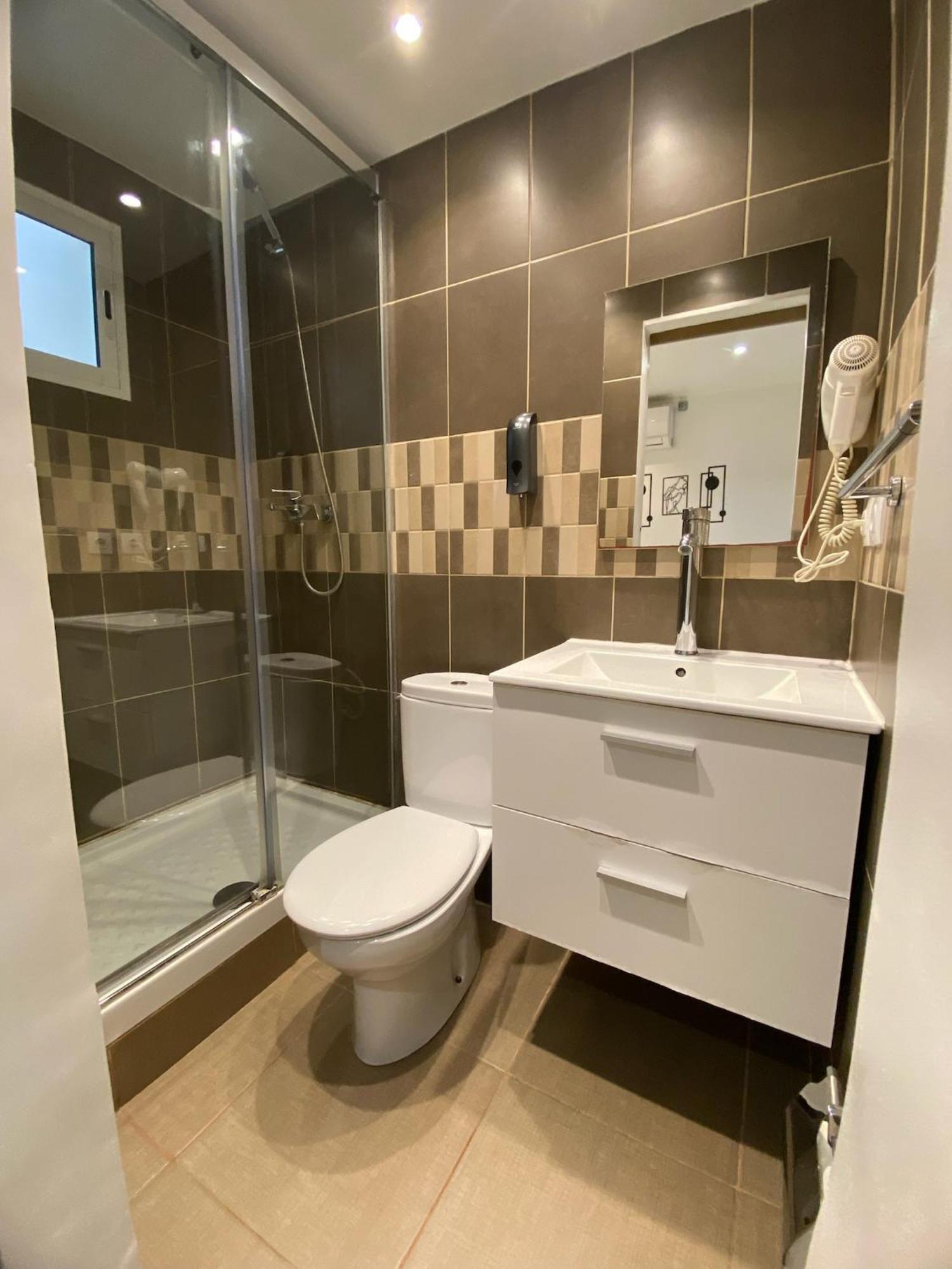 Suites Nuevas Con Bano Privado Frente Al Metro St Mwc Barcelona-Fira Оспиталет де Лобрегат Екстериор снимка