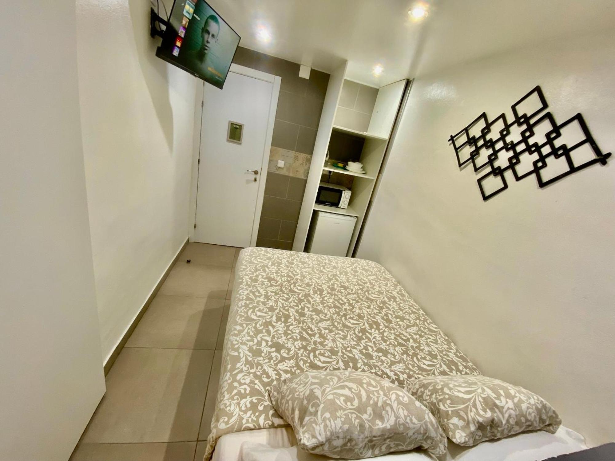 Suites Nuevas Con Bano Privado Frente Al Metro St Mwc Barcelona-Fira Оспиталет де Лобрегат Екстериор снимка