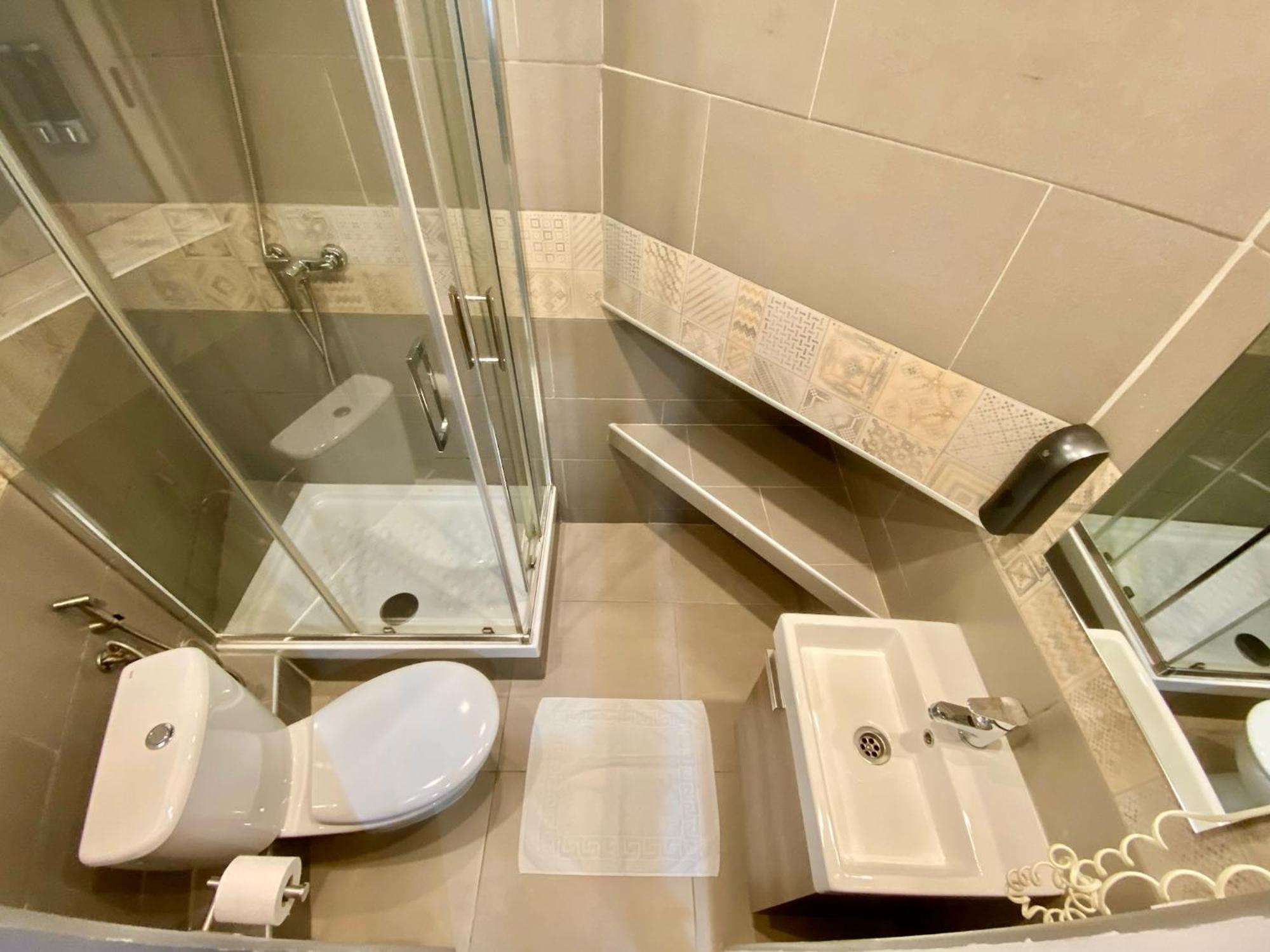 Suites Nuevas Con Bano Privado Frente Al Metro St Mwc Barcelona-Fira Оспиталет де Лобрегат Екстериор снимка